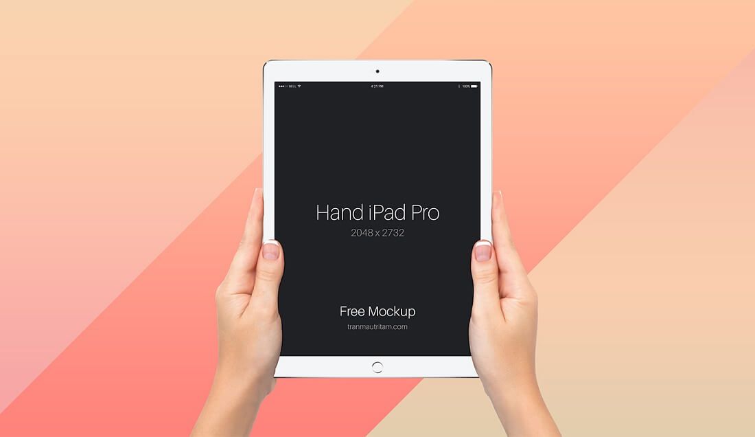 mão livre com modelo de psd do ipad pro
