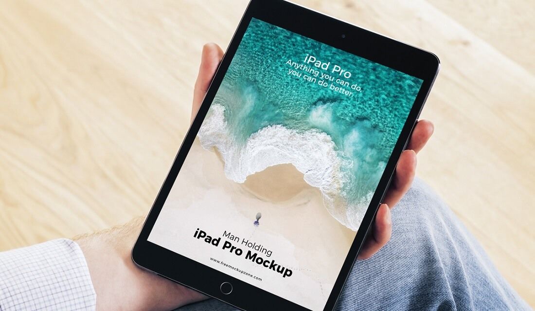homem livre segurando a maquete do ipad pro
