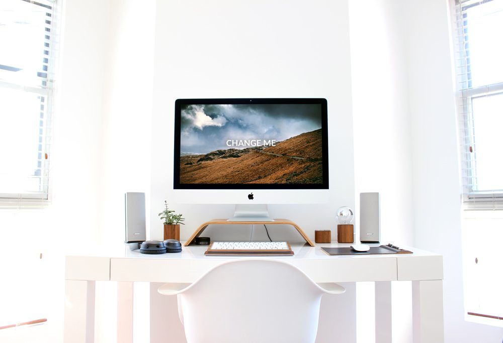 домашний стол с макетом imac