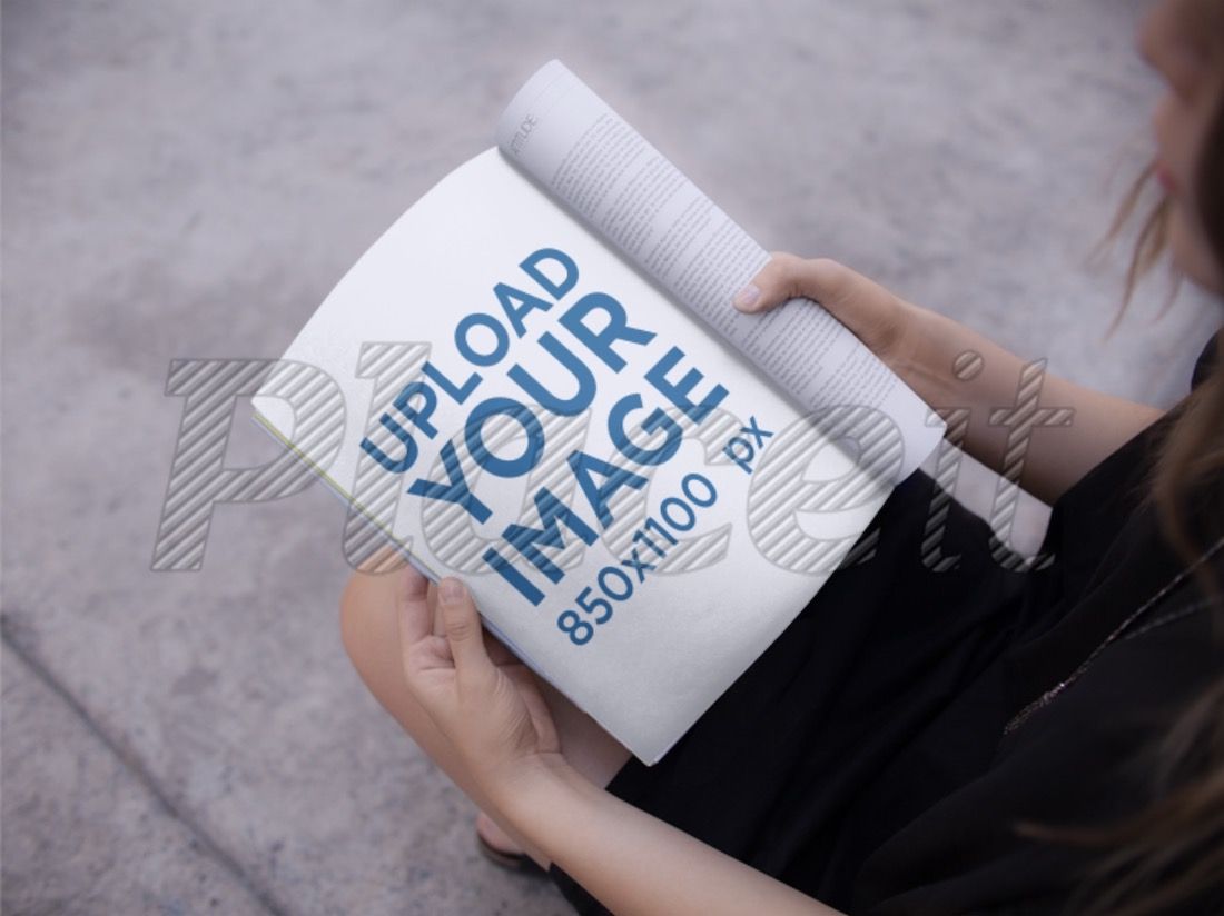 femme lisant une maquette de magazine psd