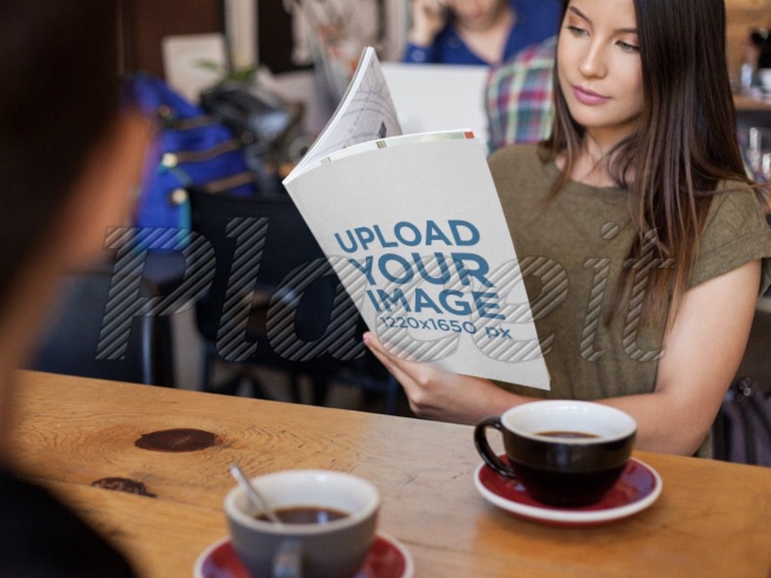 femme lisant un magazine dans un café