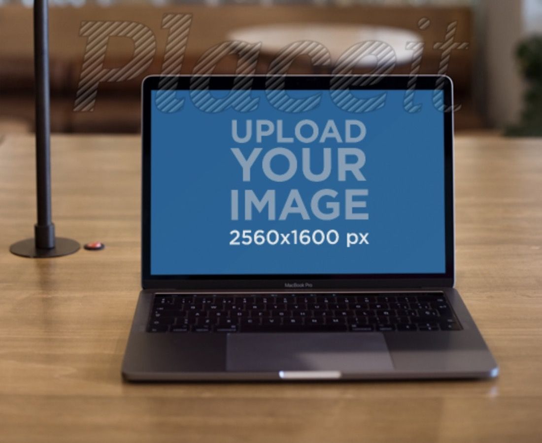 mockup macbook di atas meja kayu