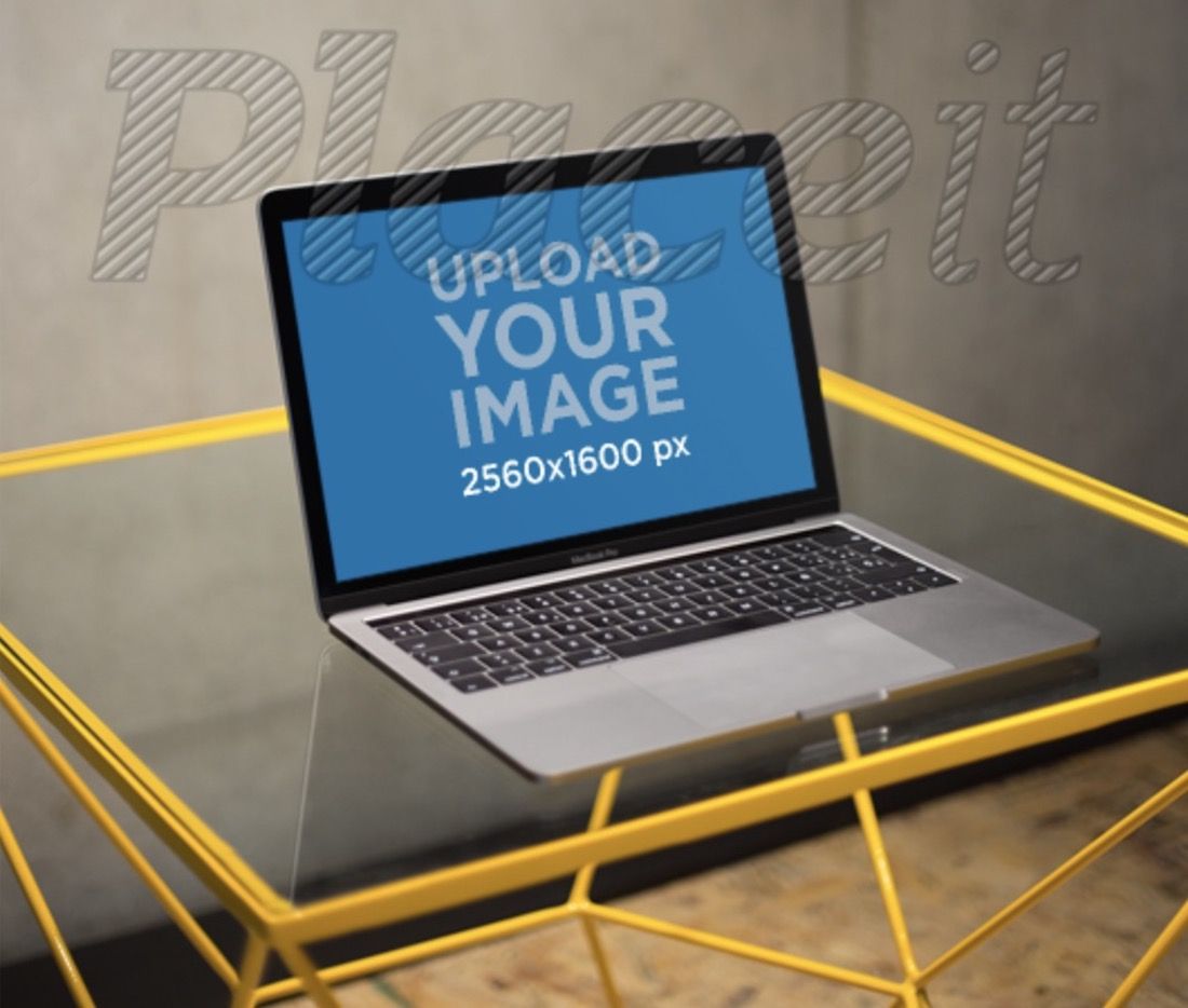 mockup macbook di atas meja kaca