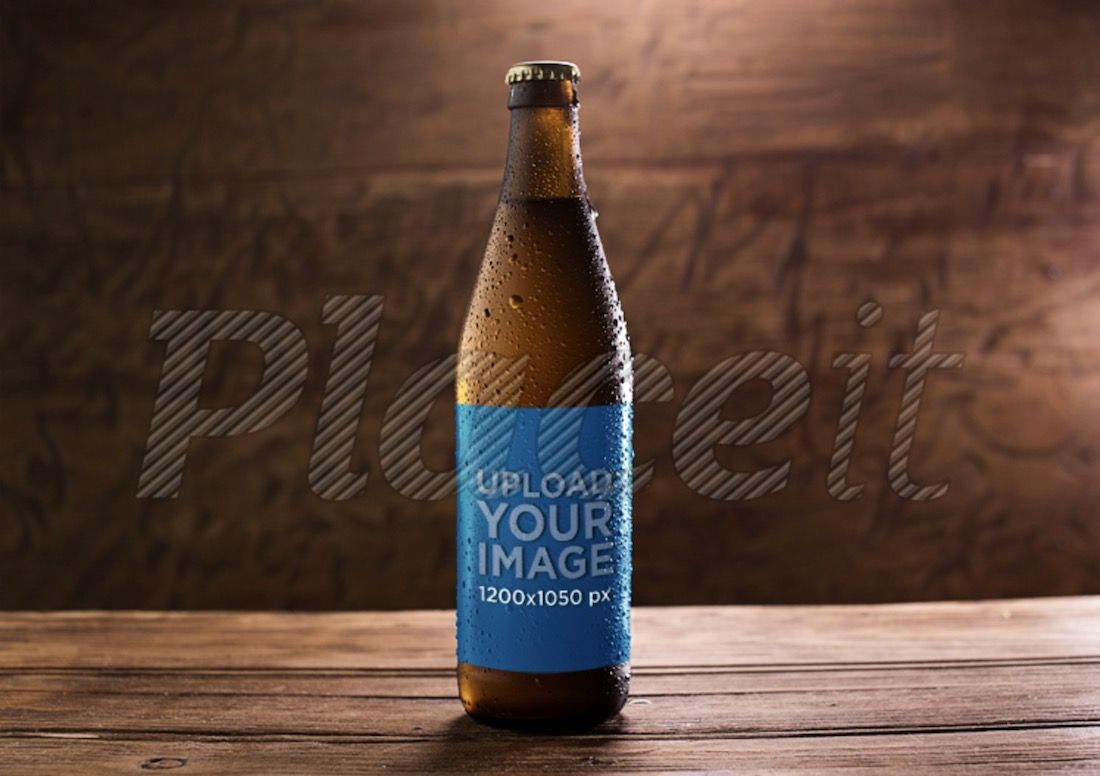bursztynowy szablon butelki piwa weizen na drewnianej powierzchni