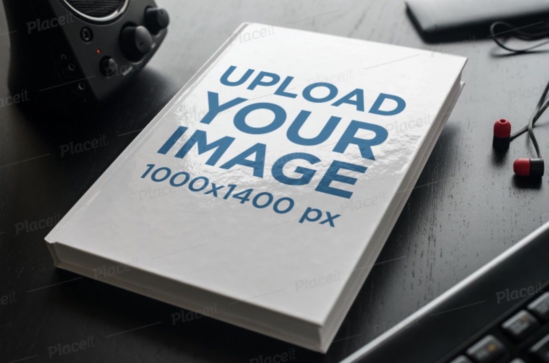 mockup di un libro con copertina rigida su un tavolo
