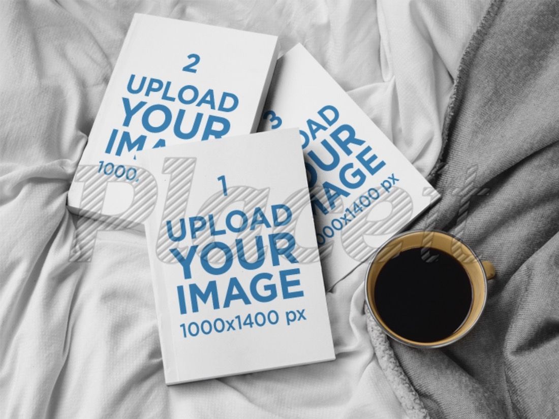 mockup di tre libri disordinati
