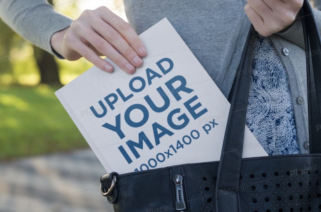 mockup di una donna che tira fuori un libro dalla borsa