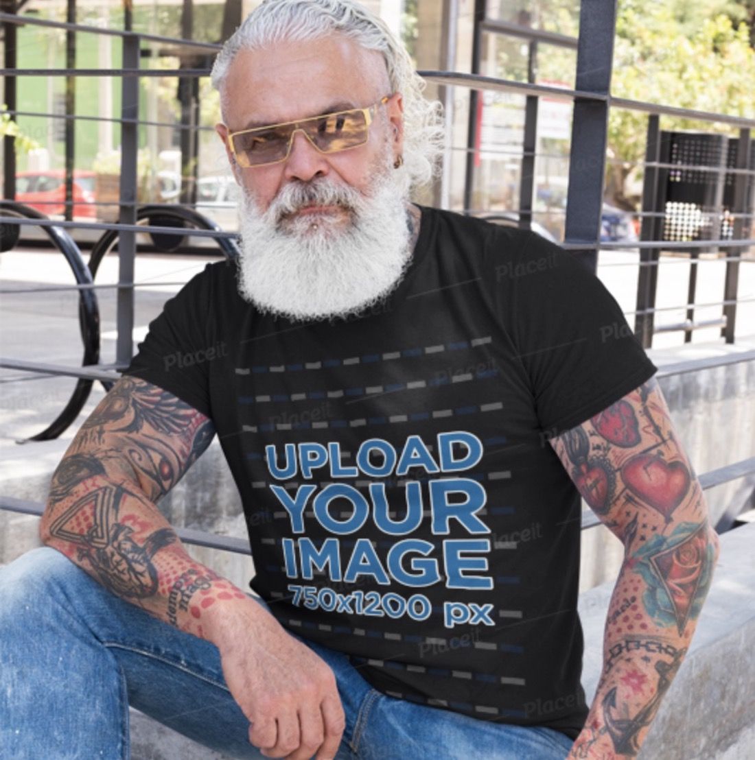 maquete de camiseta preta de um homem tatuado sênior