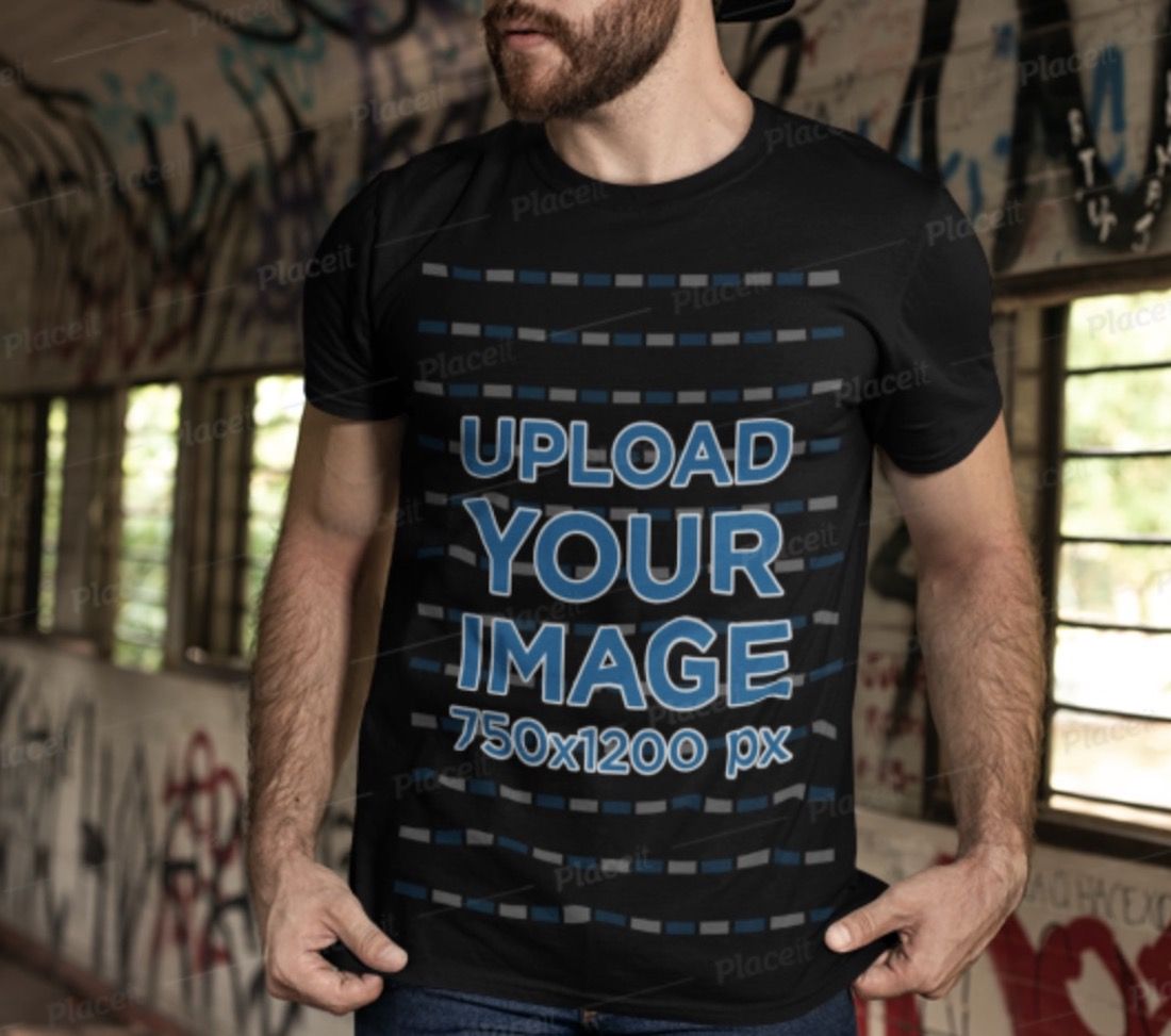 maquete de camiseta preta com um homem barbudo com um boné