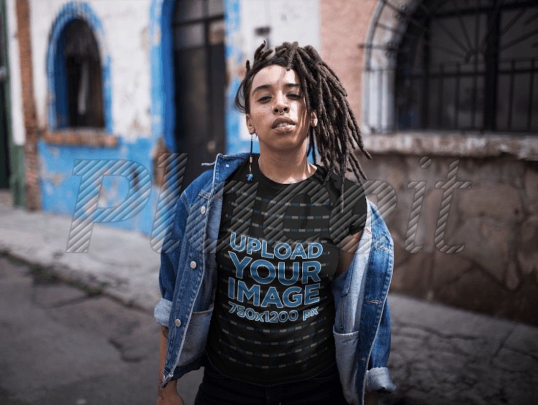 garota de dreadlocks vestindo uma camiseta preta