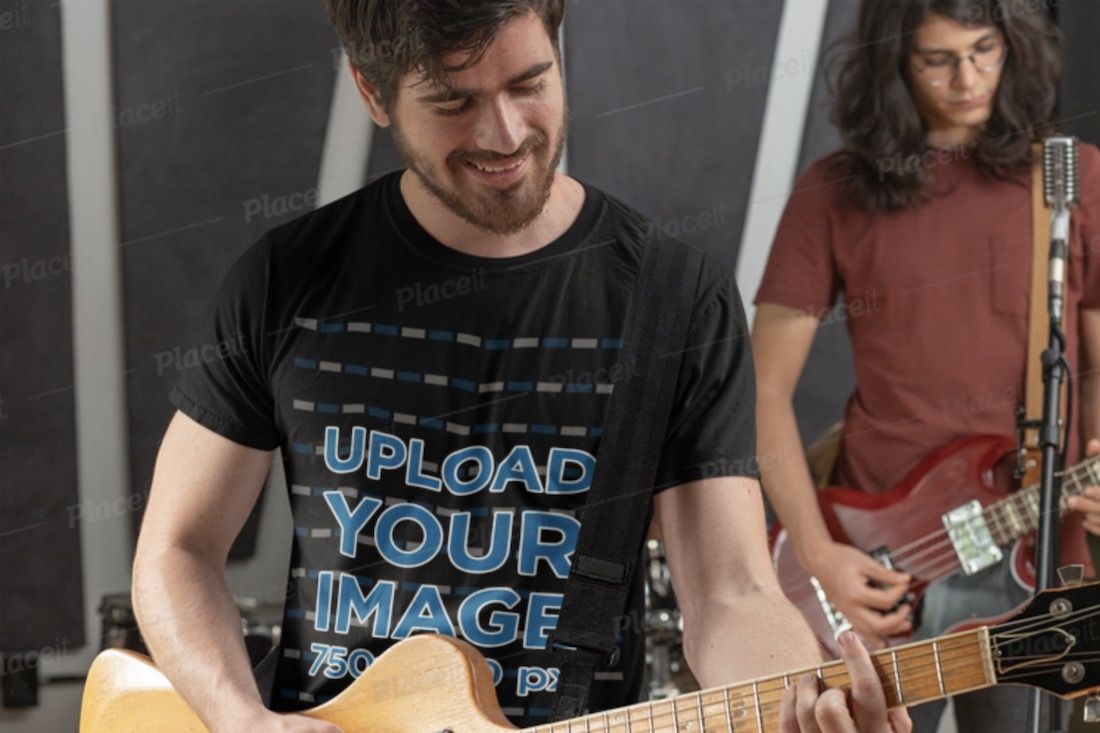 maquete de camiseta preta de um homem tocando guitarra