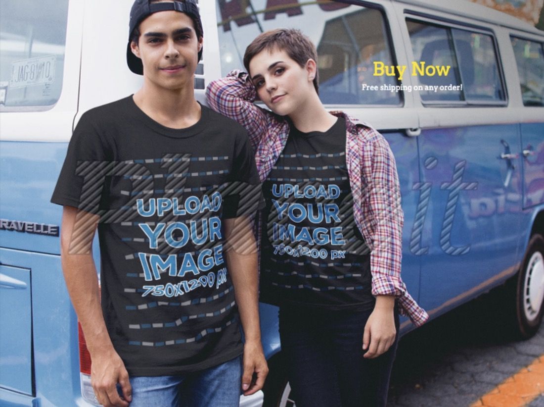casal vestindo maquete de camisetas pretas de gola redonda