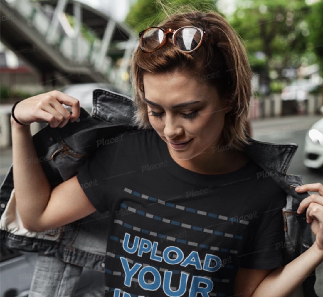 mulher vestindo uma maquete de camiseta preta