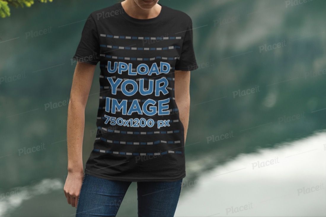 maquete de uma mulher vestindo uma camiseta preta por um lago