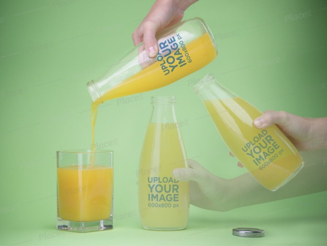 mockup di foto in movimento di una persona che versa un bicchiere di succo