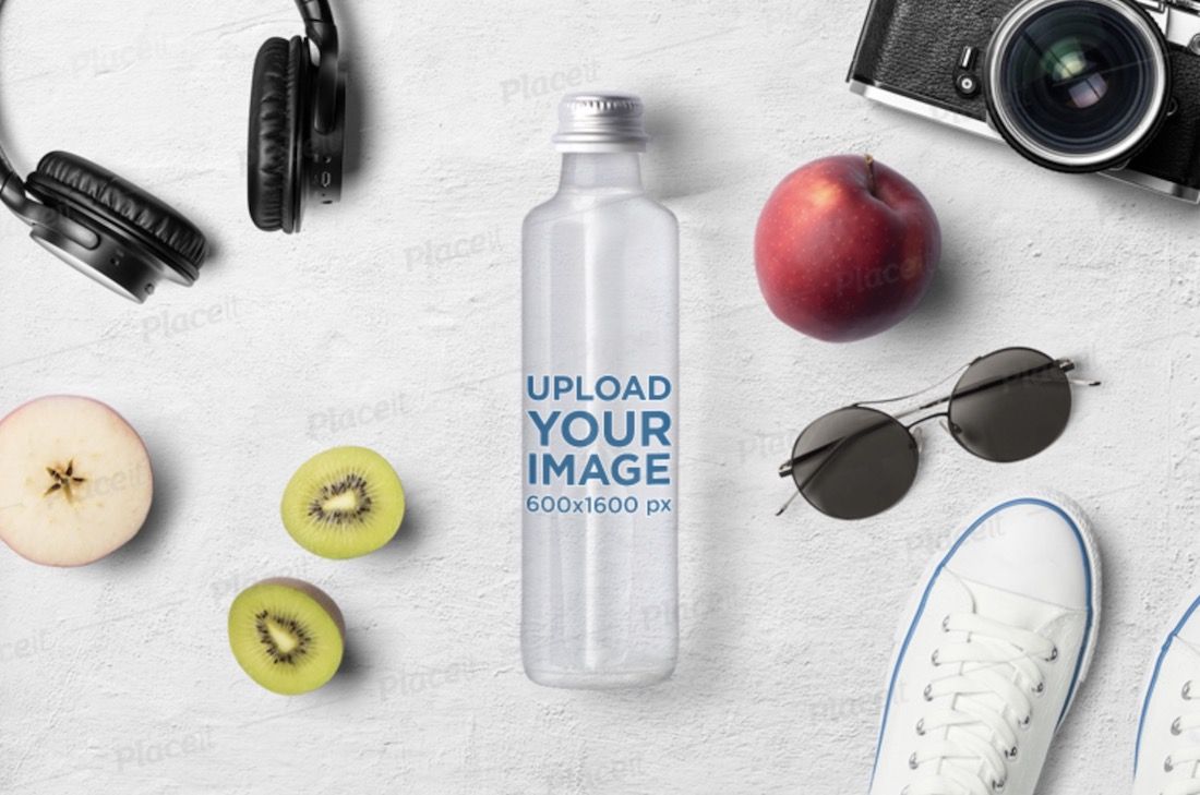 mockup con una bottiglia d'acqua di vetro