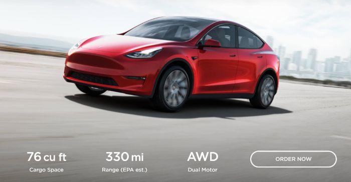 Un esempio di marketing di prodotto di Tesla, che mostra un'auto rossa che guida sulla strada.