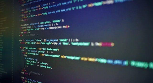 Üzerinde programlama kodları olan bir ekranın fotoğrafı