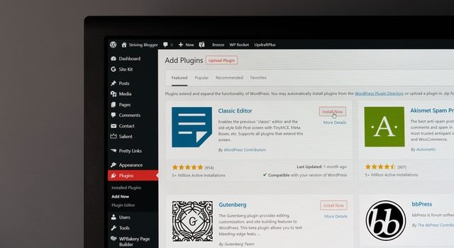 Üzerinde WordPress eklentileri sayfası açılmış bir dizüstü bilgisayarın sol üst köşesi