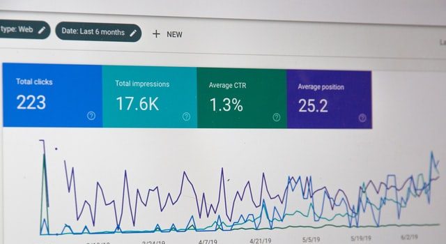 Foto layar laptop dengan metrik situs web WordPress dibuka di atasnya