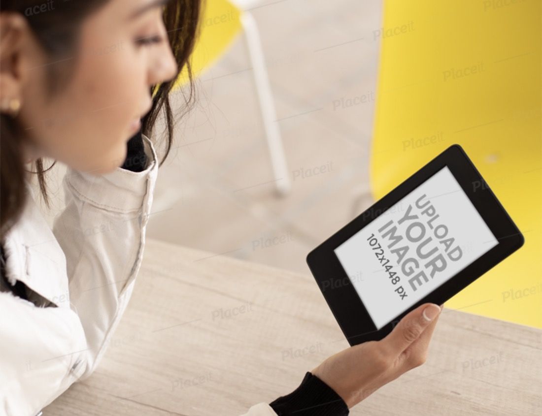 Modell einer Frau auf einem Tisch, die ihren Kindle Paperwhite liest
