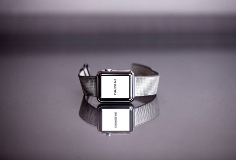 Silberne Apple Watch mit Reflektion