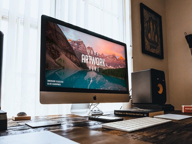 iMac su scrivania in legno