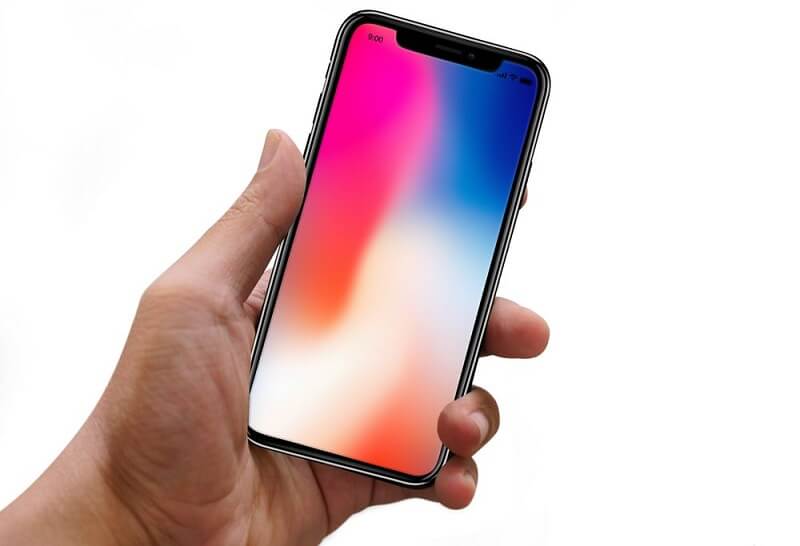 Mano maschile che tiene iPhone X