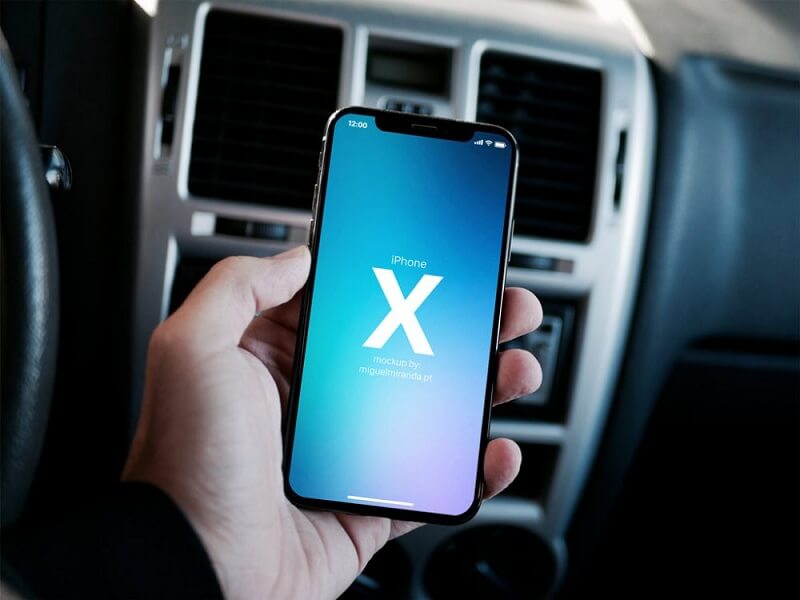 iPhone X in auto