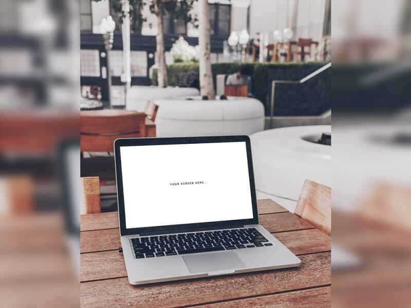 街边咖啡馆的 MacBook