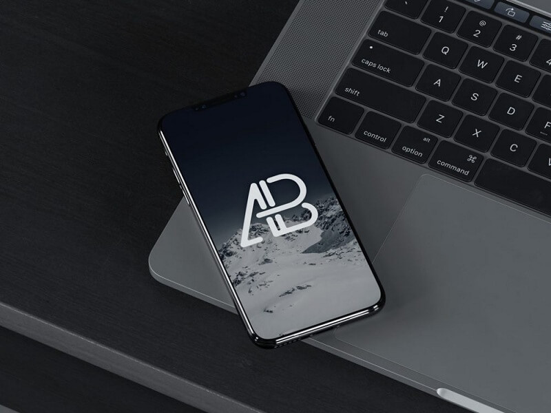 MacBook 上的 iPhone 8