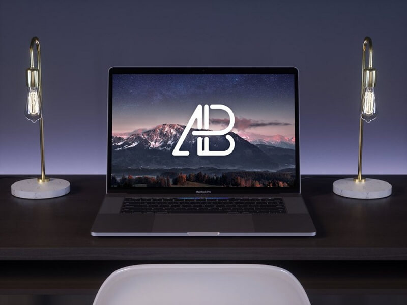 桌面上的 MacBook Pro