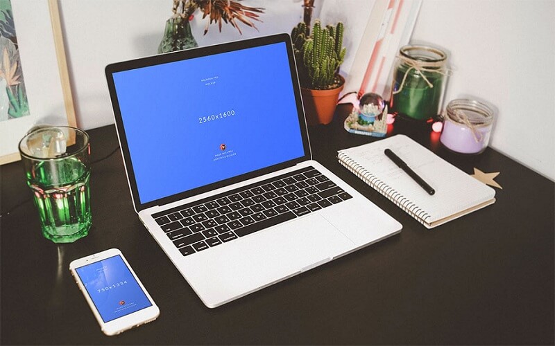 工作场所的 MacBook 和 iPhone