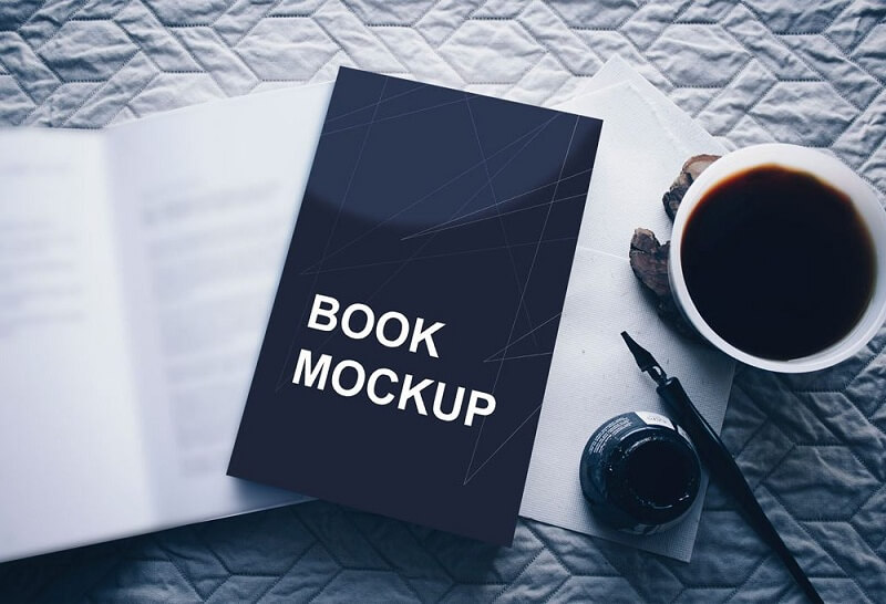Книга в мягкой обложке и кофейная чашка