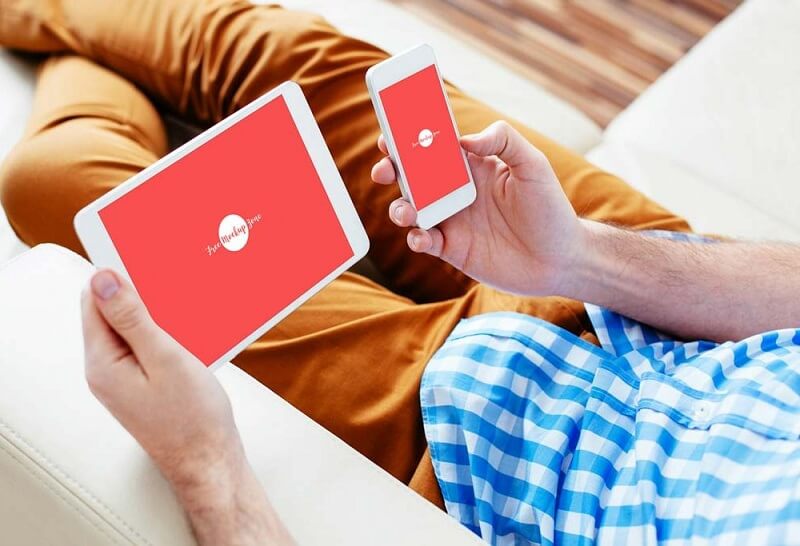 Mann, der sein iPad und iPhone überprüft