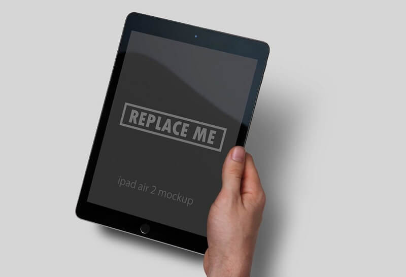 Schwarzes iPad in der Hand