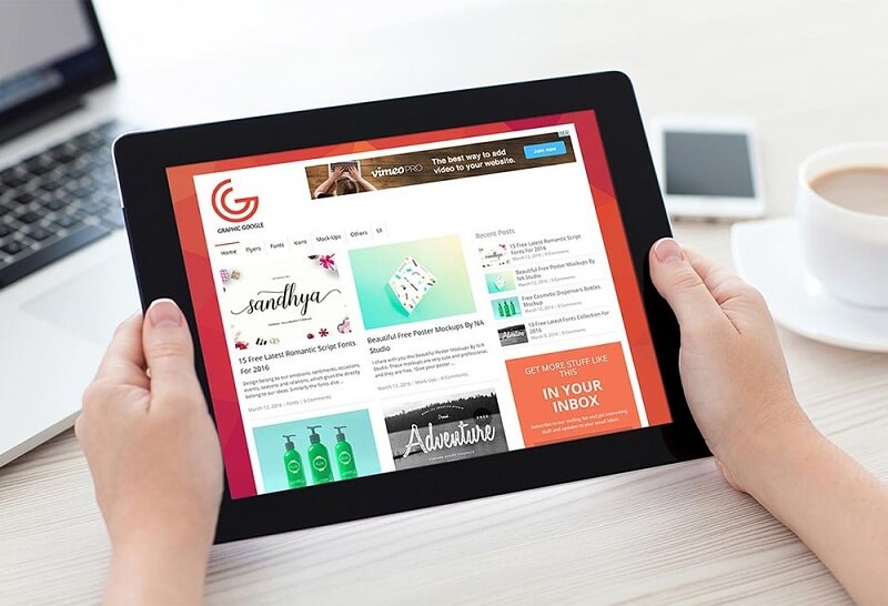 Zwei Hände halten das iPad