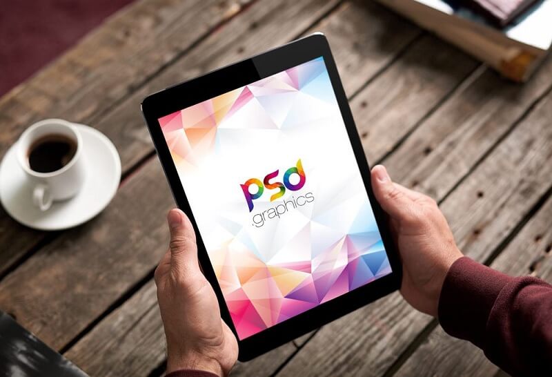 iPad in der Hand