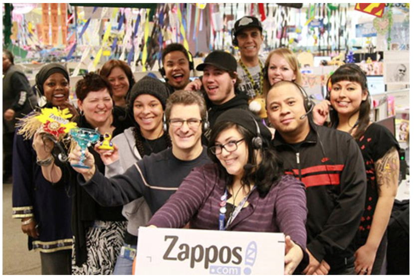 Ein Teamfoto von Zappos-Mitarbeitern